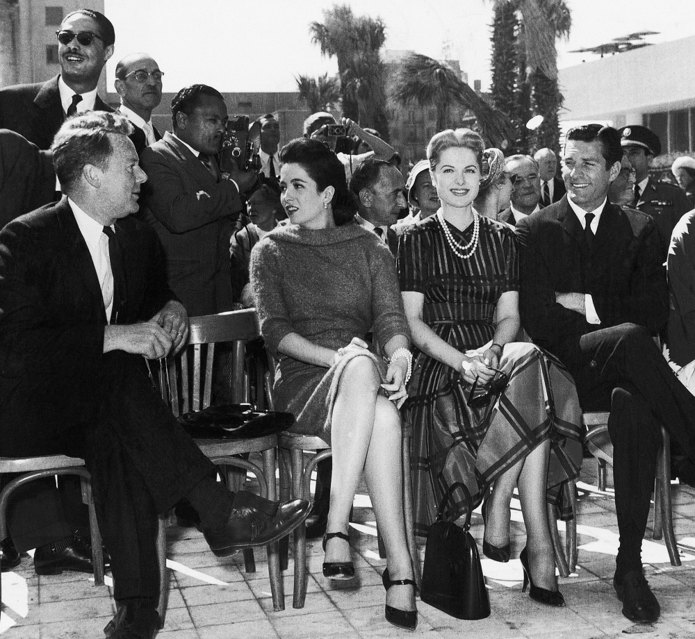 Hollywood screen actors, from left, Van Johnson, Linda Cristal, Martha Hyer, and Hugh O’Brian share attention in 1959. Hyer, who gained fame for starring roles alongside Frank Sinatra and Humphrey Bogart, was also known for her lavish lifestyle. She died May 31 in Santa Fe, N.M.