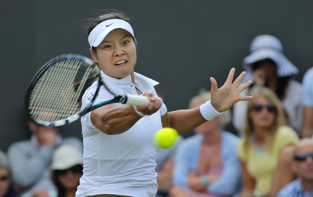 Li Na of China plays a return to Yvonne Meusburger of Austria during women’s singles their match at the All England Lawn Tennis Championships in Wimbledon, London, on Wednesday.