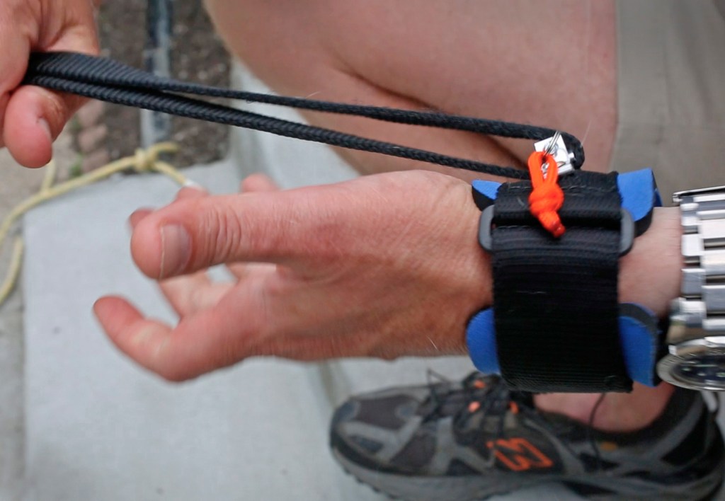 The device allows users to hold a phone or other object in their hands while their dog's leash stays attached to a wristband.