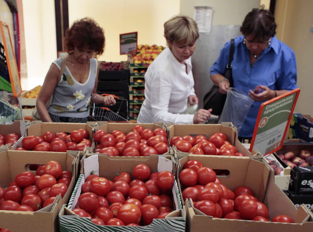 Women choose Dutch tomatoes at a supermarket in downtown Moscow on Thursday. The Russian government’s food ban aims to hurt Europe, Canada, the U.S. and Australia.