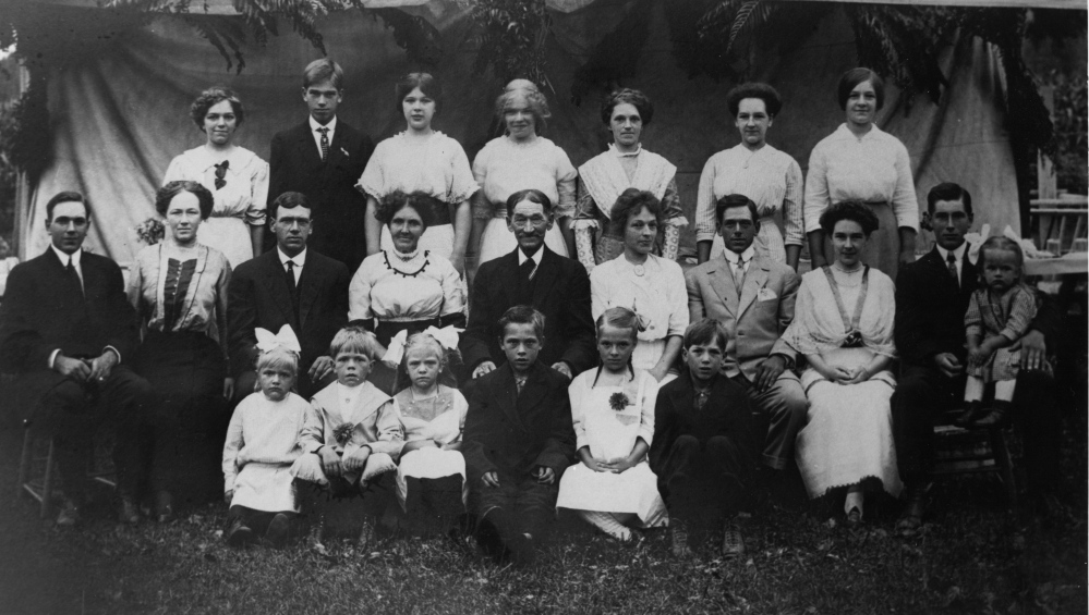 Twenty-one of the 22 children of Effie and Charles Dickey – second row, fourth and fifth from left – appear in a photo taken at the first family reunion in 1914.