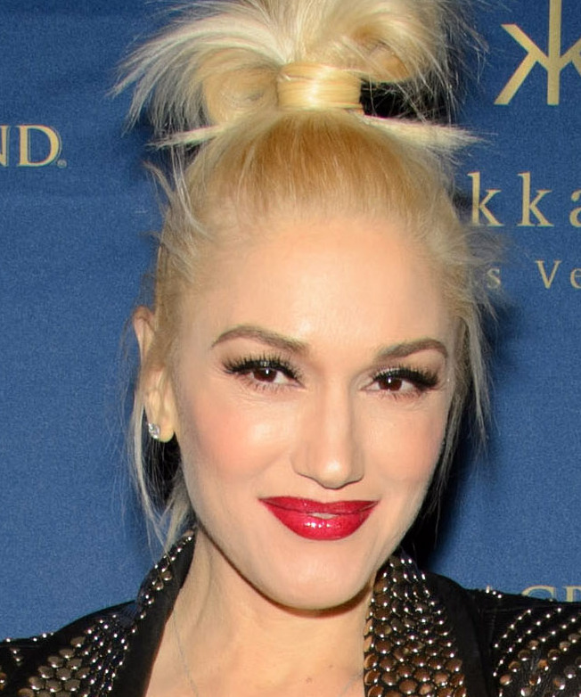 Gwen Stefani, a celebrity judge from “The Voice,” will present an Emmy at the Aug. 25 show.