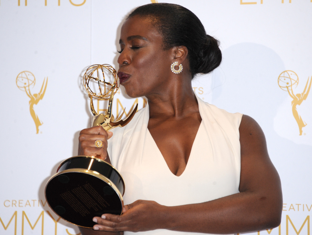 Uzo Aduba kisses her Emmy for her role in “Orange is the New Black” in Los Angeles on Saturday.