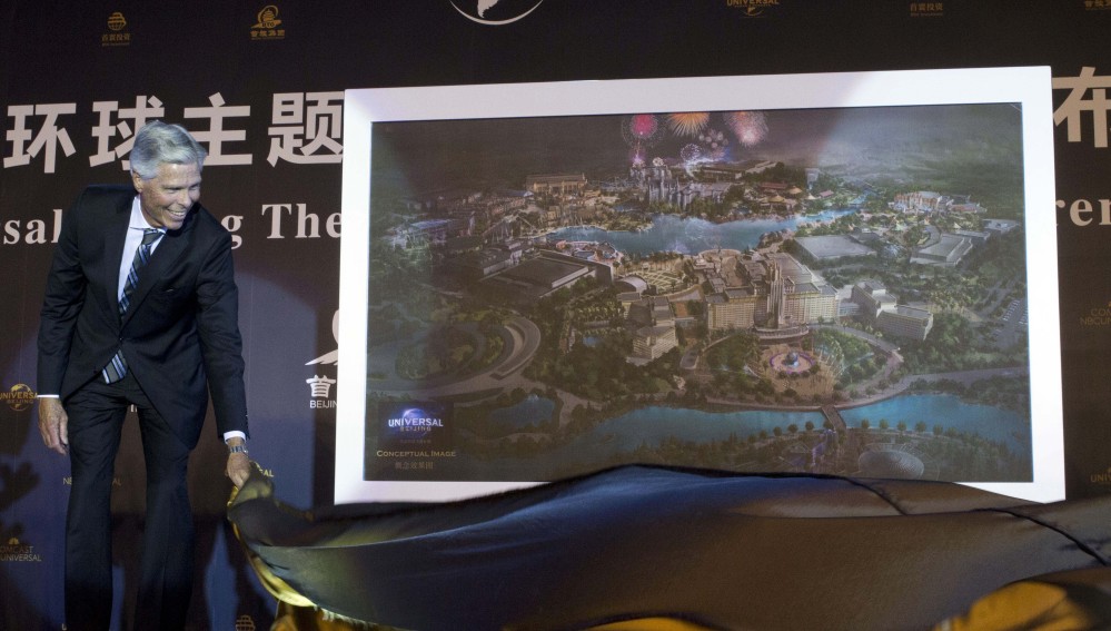 Tom Williams, chairman and CEO of Universal Parks and Resorts, unveils an artist’s impression of the Universal Beijing theme park in Beijing on Monday.