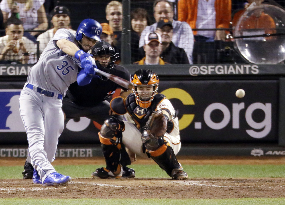 Kansas City’s Eric Hosmer hits an RBI single in the sixth inning of Game 3 of the World Series Friday night in San Francisco. The Royals beat the Giants, 3-2, to take the lead in the series.