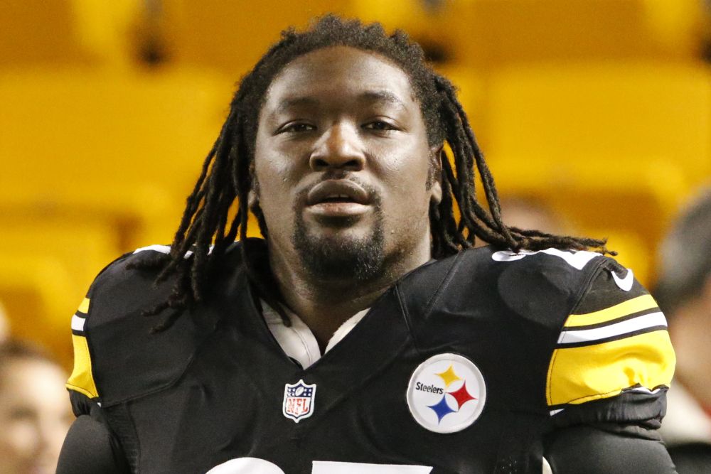 Running back LeGarrette Blount was released by the Pittsburgh Steelers on Tuesday, less than 24 hours after Blount left the field early in a victory over the Tennessee Titans.