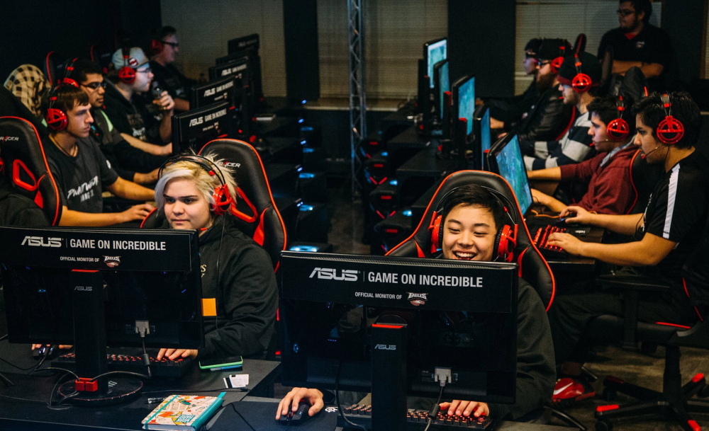 Robert Morris University Illinois students Sondra Burrows, left, 21, and Alex Chapman, 20, play “League of Legends” during a practice of the school’s eSports program. The school spent $100,000 turning a computer lab into an eSports Arena.