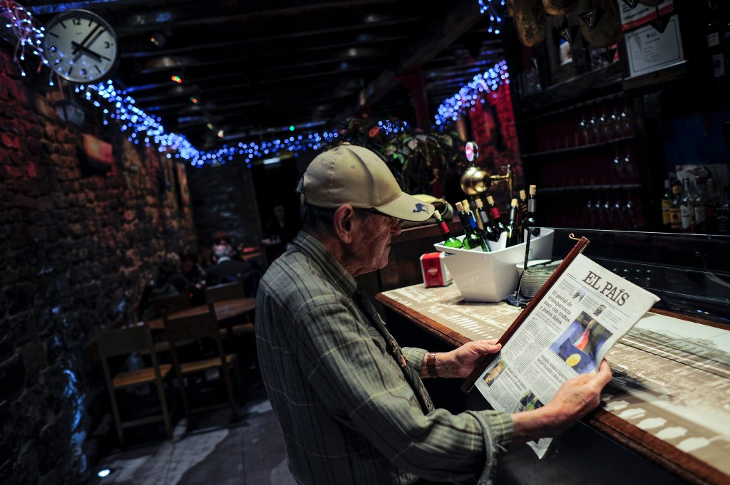A man reads the Spanish newspaper ‘’El Pais’’ in Pamplona on Thursday. Google announced it will block reports from
Spanish publishers from more than 70 Google News editions. The Associated Press