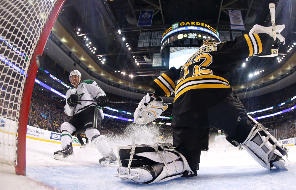 The Dallas Stars’ Vernon Fiddler watches his shorthanded goal get past Bruins goalie Niklas Svedberg during the first period of the Stars’ 5-3 win over Boston on Tuesday night. It was the second straight loss for the Bruins.