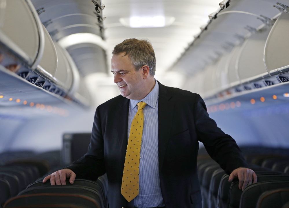 Robin Hayes, the new CEO of JetBlue, will try to boost the airline’s earnings to be more in line with competitors. In the spring, the company will begin to charge for checked baggage.