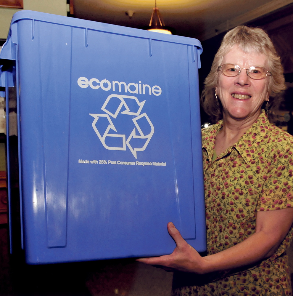 The first 25 residents at each of the upcoming information sessions on single-sort recycling will receive a free recycling bin.
