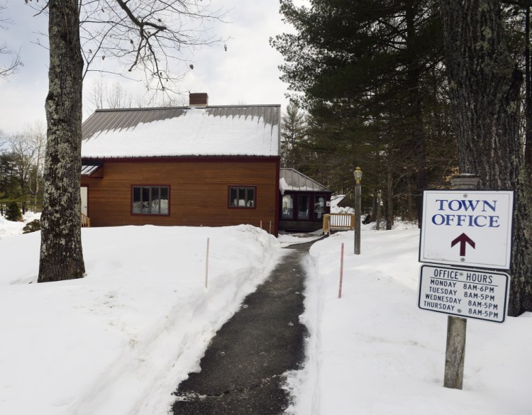 In North Yarmouth, residents frustrated by turmoil in the fire department have turned out at selectmen's meetings, prompting town officials to clamp down on dissent at the meetings.