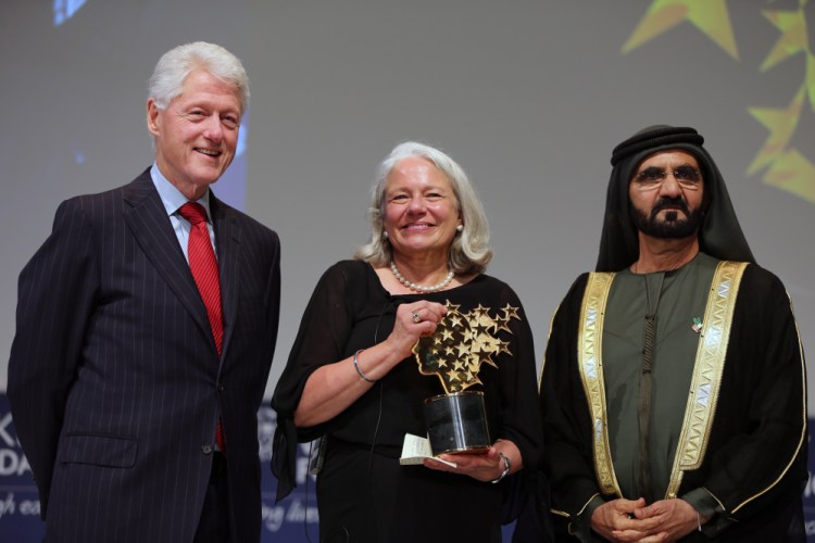 Nancie Atwell, a teacher from Southport, poses with former U.S. President Bill Clinton and Sheikh Mohammed bin Rashid Al Maktoum, prime minister of the U.A.E. and Ruler of Dubai, after she won the $1 million Global Teacher Prize in Dubai, United Arab Emirates, on Sunday.