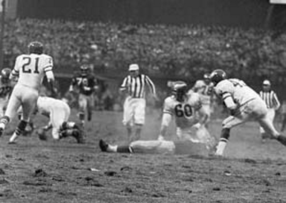 New York Giants’ Frank Gifford lies on field as play continues after he was knocked unconscious by Philadelphia Eagles’ Chuck Bednarik, 60, in a 1960 game at Yankee Stadium. Bednarik, a Pro Football Hall of Famer and one of the last great two-way NFL players, has died. He was 89.