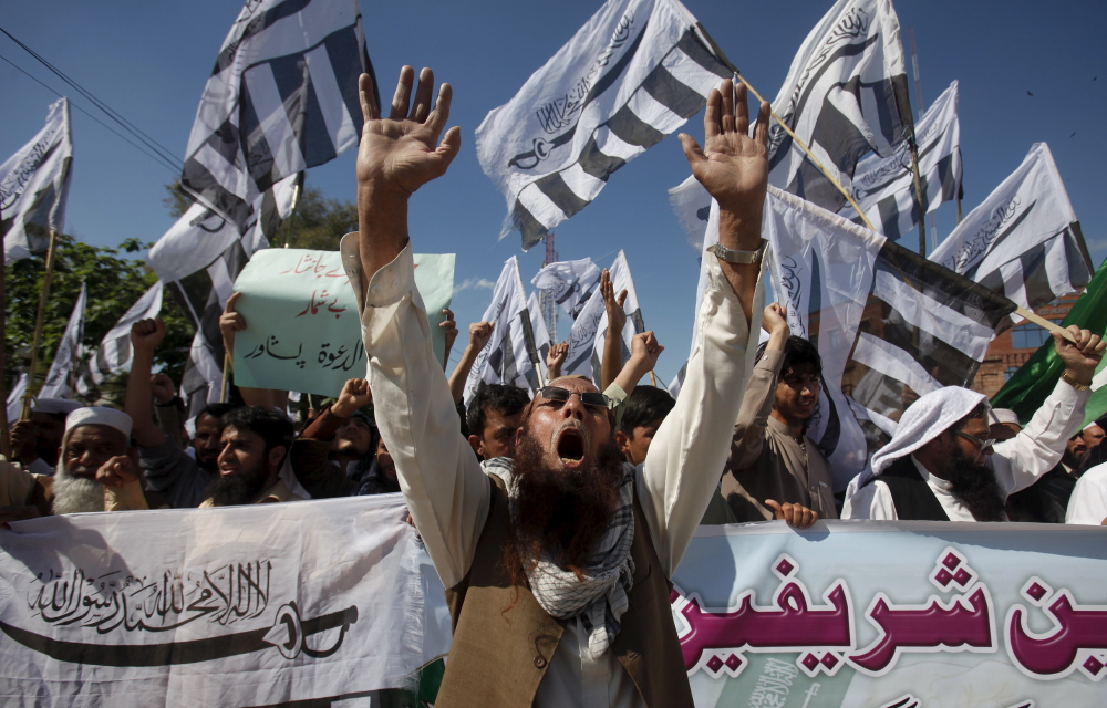 Pakistanis demonstrate last week in support of Saudi Arabia’s bombing campaign against rebels in Yemen. The Saudis are trying to reinstate Yemen’s president, who escaped to Saudi Arabia as rebels closed in on his compound.