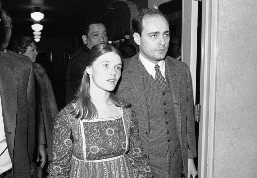 Prosecutor Vincent Bugliosi escorts Linda Kasabian, the state’s principal witness against Charles Manson and three women followers, into court on Feb. 24, 1971 during the penalty phase of the Tate-LaBianca murder case.