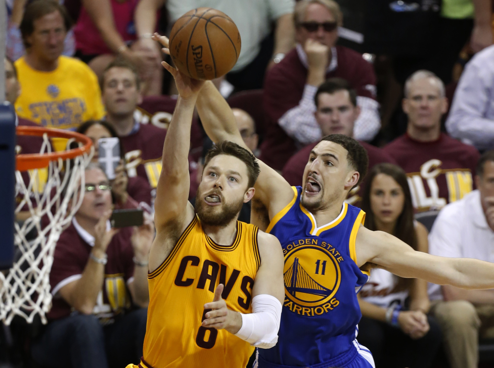 Cleveland Cavaliers guard Matthew Dellavedova shoots in front of the Warriors’ Klay Thompson during the second half of Tuesday night’s game. Dellavedova scored 20 points in the game.