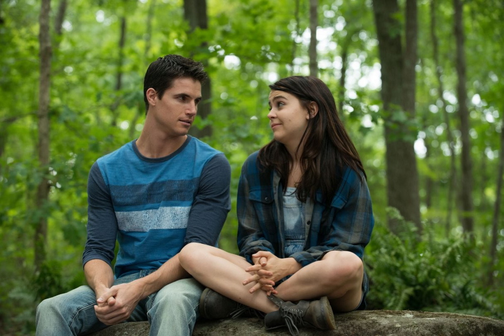Robbie Amell and Mae Whitman as Wesley and Bianca in “The Duff.”
