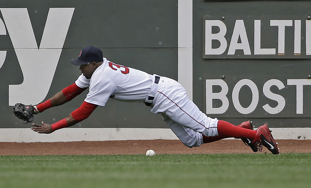Boston Red Sox right fielder Alejandro De Aza dives but can’t come up with an RBI single by Baltimore Orioles’ Manny Machado in the sixth inning at Fenway Park in Boston on Thursday.