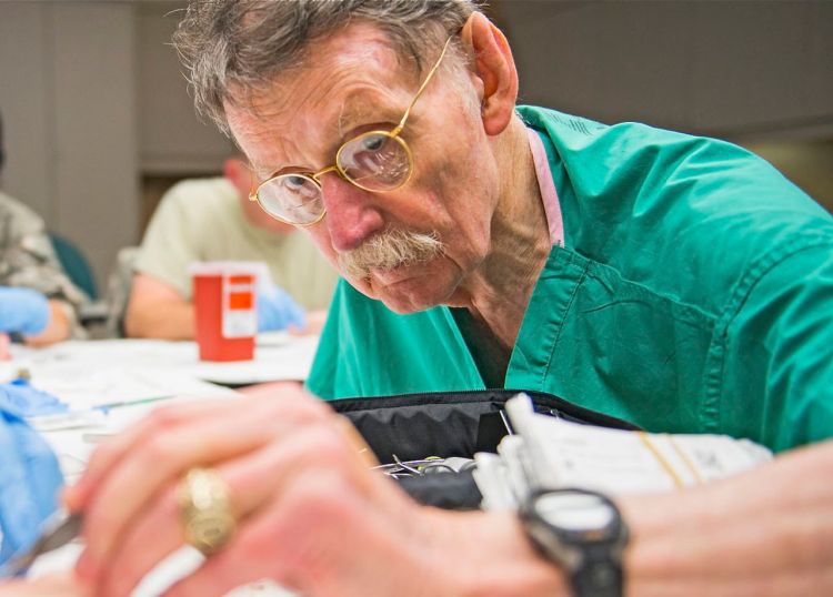 Dr. James "Red" Duke instructs a group of U.S. Army flight medics in suturing techniques in this 2013 photo. Smiley N. Pool/Houston Chronicle via AP