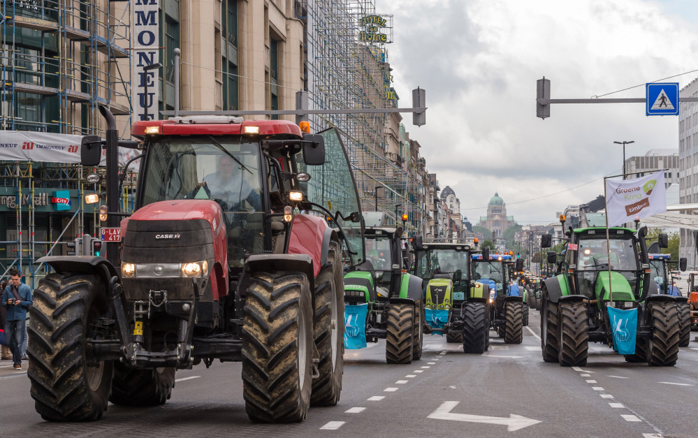 Tractors drive through Brussels on Monday as thousands of farmers demonstrated against income losses. “EU farmers are paying the price for international politics,” said an agricultural leader about the Russian ban on European food.
