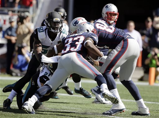 Patriots running back Dion Lewis runs past Jacksonville Jaguars linebackers Telvin Smith, 50, and Paul Posluszny as he heads to end zone in the first quarter. The Associated Press