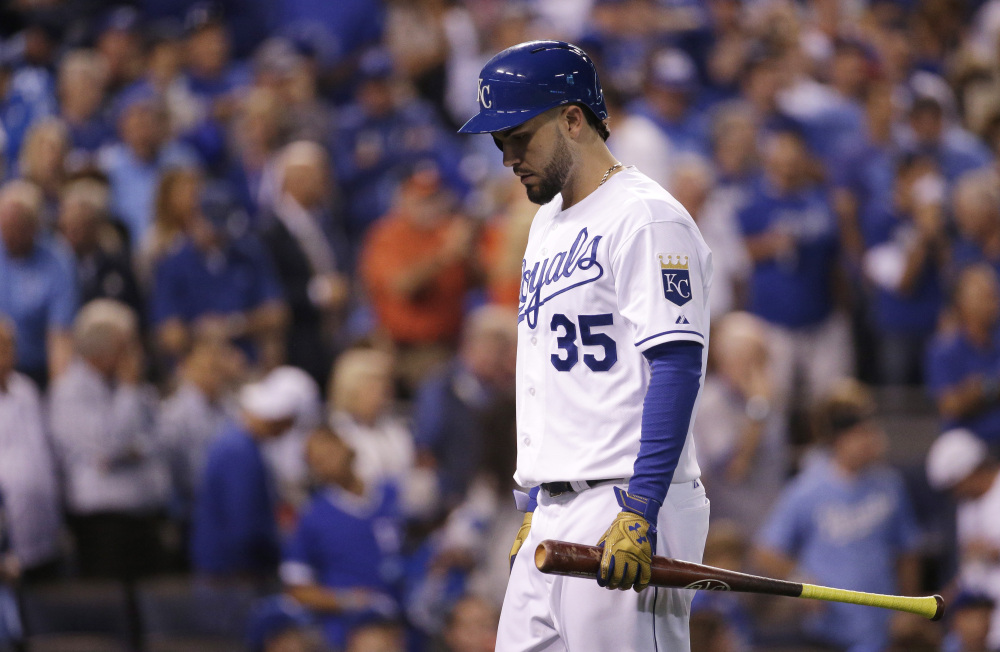 The Royals’ Eric Hosmer walks back to the dugout after flying out to end the eighth inning of what ended as a 5-2 loss to the Houston Astros.