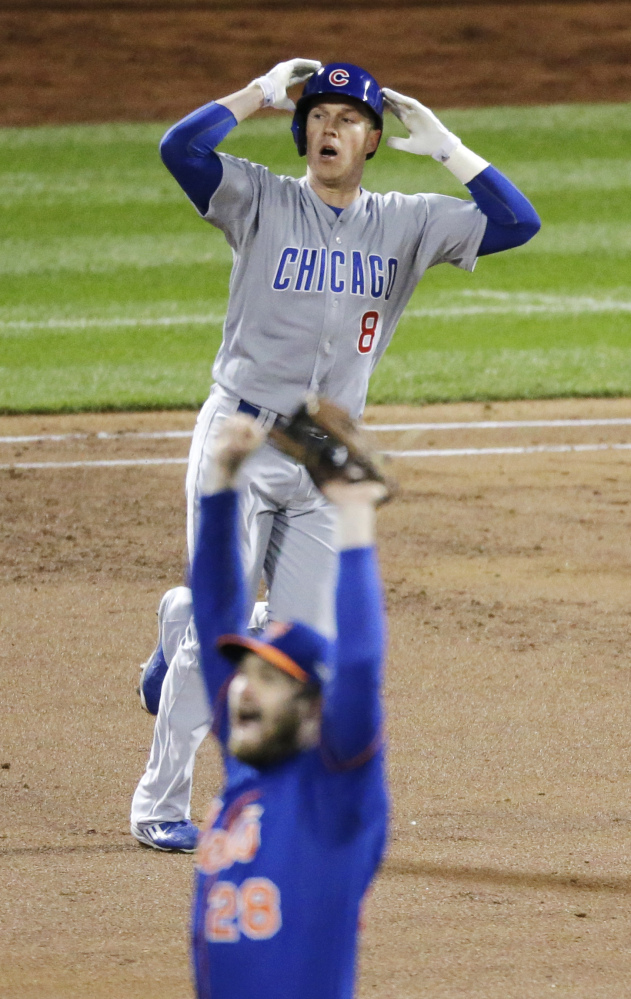 Chicago’s Chris Coghlan, left, and New York’s Daniel Murphy react quite differently after Coghlan’s drive to center field was caught by New York’s Curtis Granderson.