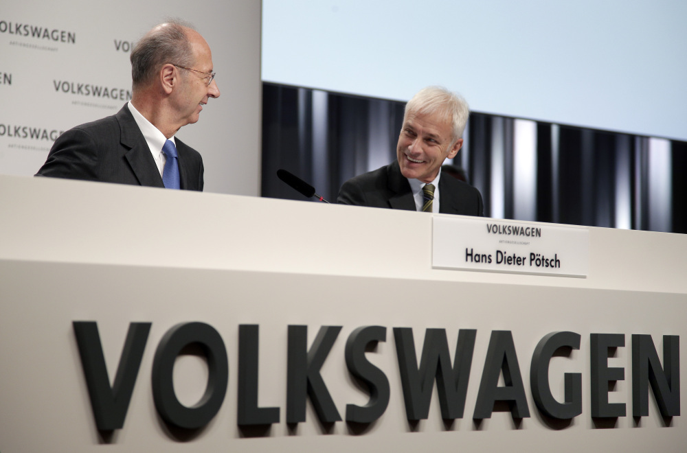 Volkswagen Chairman Hans Dieter Poetsch, left, and CEO Matthias Mueller talk before a news conference in Germany on the company’s investigation into emissions cheating. There was a “chain of mistakes that was not interrupted at any point,” Poetsch said.