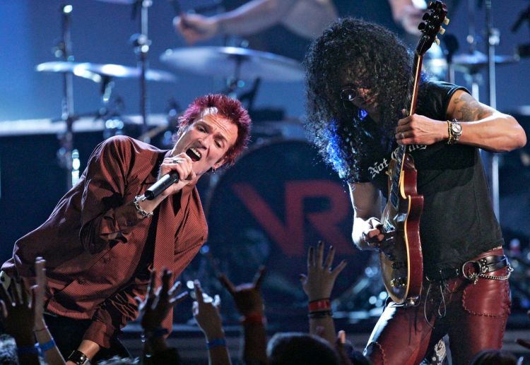 In this Dec. 1, 2004, photo, Scott Weiland, left, and Slash perform "Fall to Pieces" at the VH1 Big in '04 awards, in Los Angeles. The Associated Press