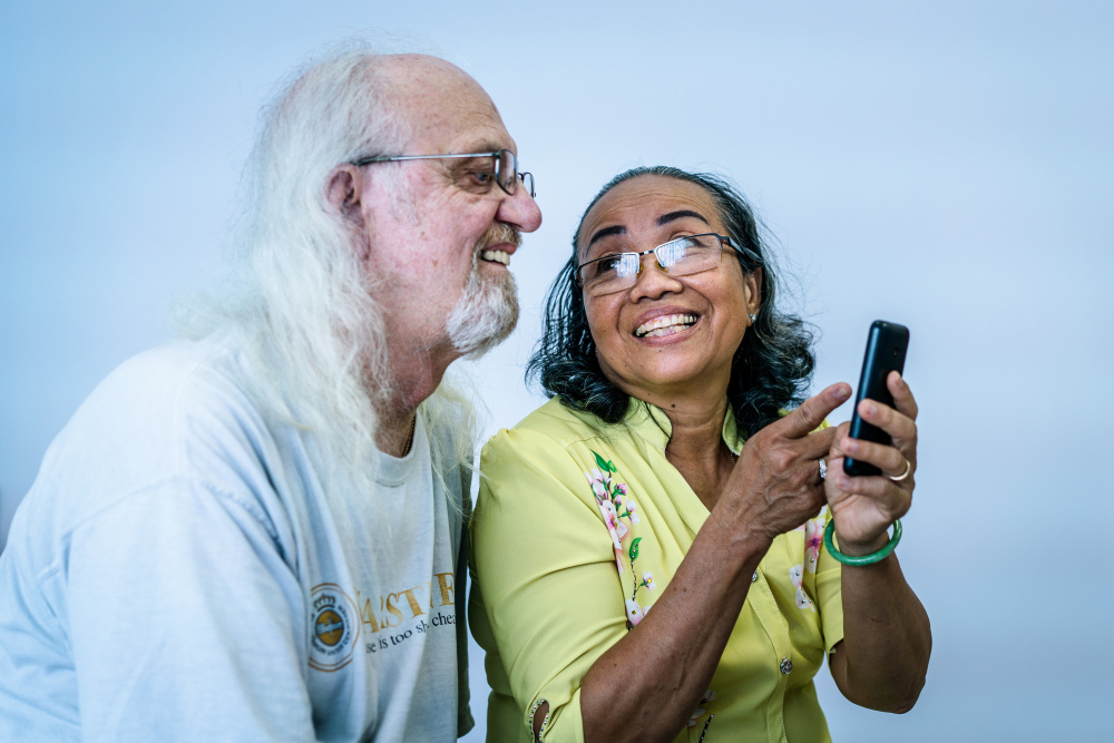 Hanh shows Reischl a photo of them when they dated in Vietnam 45 years ago.
Photo by Quinn Ryan Mattingly for The Washington Post
