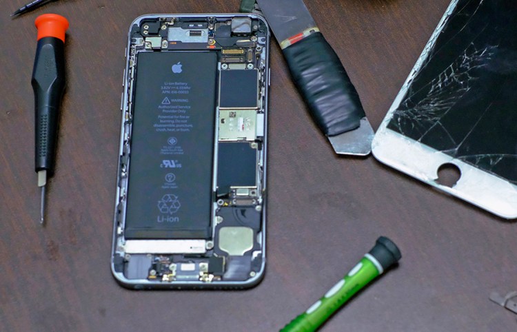 Pieces of an iPhone are seen in a repair store in New York on Wednesday. A court order demanding that Apple Inc. help the U.S. government unlock the encrypted iPhone of one of the San Bernardino shooters opens a new chapter in the legal, political and technological fight pitting law enforcement against civil liberties advocates and major tech companies.  Reuters