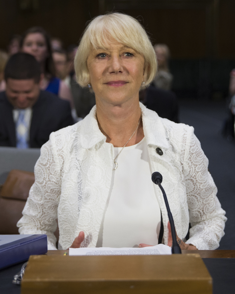 Actress Helen Mirren urges Congress to pass a bill that makes it easier to claim items looted by the Nazis.