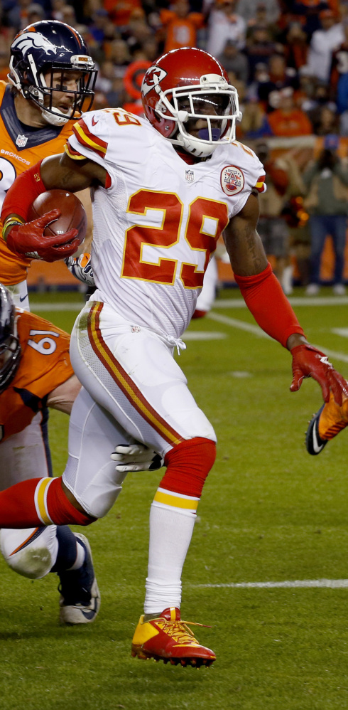 Chiefs safety Eric Berry, who hasn't reported to training camp because of a contract dispute, plans to end his holdout and join the team on Sunday.