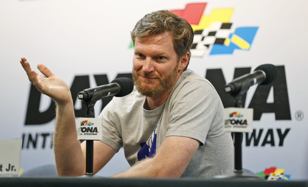Dale Earnhardt Jr., who sat out the final 18 races of the Sprint Cup season because of a concussion, plans to race in the Daytona 500 in February.