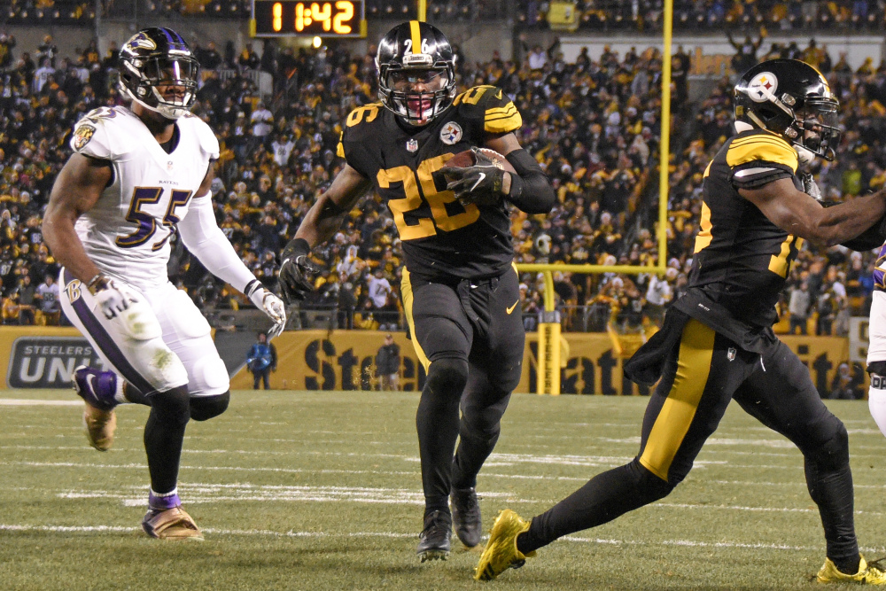Steelers running back Le'Veon Bell runs to the end zone past Ravens outside linebacker Terrell Suggs for a touchdown during the Steelers' 31-27 win Sunday in Pittsburgh.