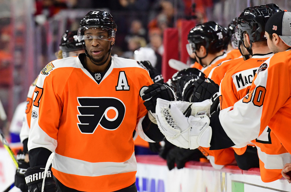Flyers right wing Wayne Simmonds celebrates with teammates after his first-period goal in Philadelphia's 3-1 loss at home to the Islanders on Thursday night.