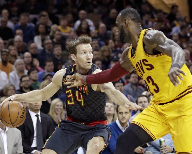 Mike Dunleavy, who finished with 20 points for the Atlanta Hawks, drives against LeBron James of the Cleveland Cavaliers during the first half of the Hawks' 114-100 win Friday night.
