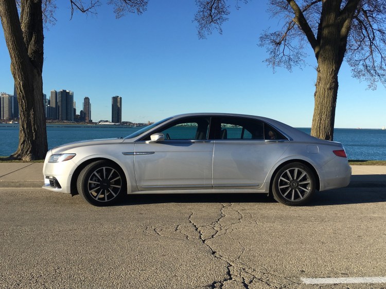 2017 Lincoln Continental flagship sedan marks the return of an important Lincoln model.