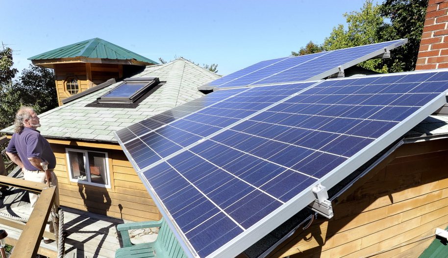 A bill with broad legislative support would provide incentives to new customers to support an industry that provides local jobs, and give Maine time to figure out the relationship between solar generators and utilities.