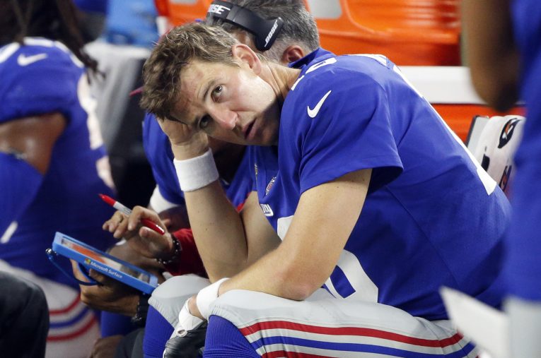 Lacking one of his favorite targets, New York Giants quarterback Eli Manning looked like he was sitting down on the job Sunday.