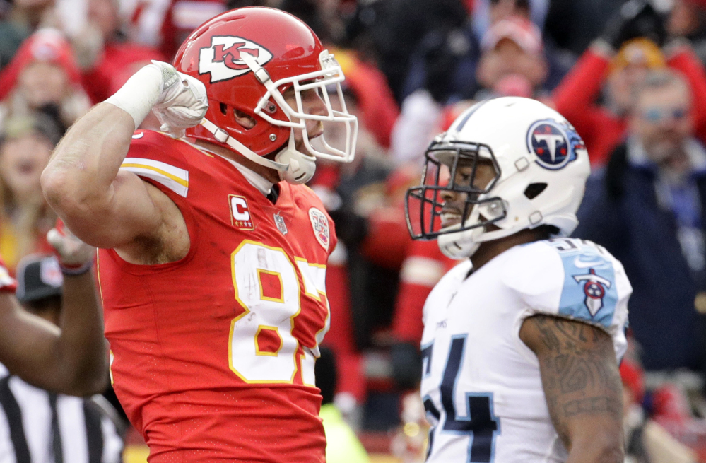 Kansas City Chiefs tight end Travis Kelce (87) celebrates his 13-yard touchdown catch as Tennessee Titans linebacker Avery Williamson (54) walks behind during the first half of an NFL wild-card playoff football game in Kansas City, Mo., Saturday, Jan. 6, 2018. ()
