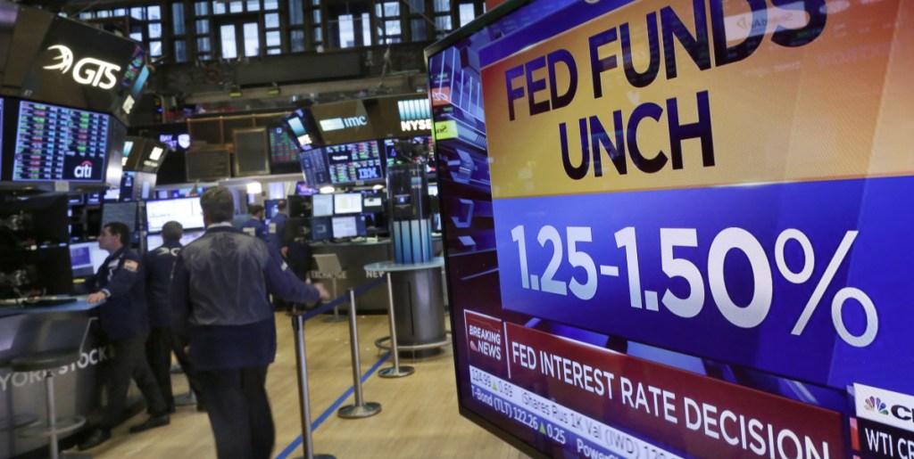 A New York Stock Exchange television screen posts the decision of the Federal Reserve to leave unchanged its key short-term rate.