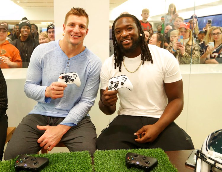 Rob Gronkowski and LeGarrette Blount join Xbox Live Sessions: Super Bowl Edition at the Microsoft Store at Mall of America on Tuesday.