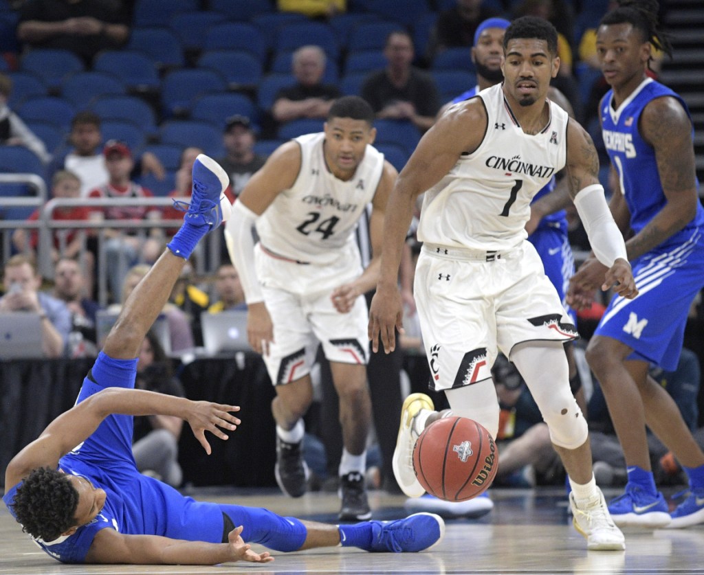 Jamal Johnson, left, of Memphis loses control of the ball in front of Jacob Evans of Cincinnati during the second half of Cincinnati's 70-60 victory Saturday in an American Athletic Conference semifinal.