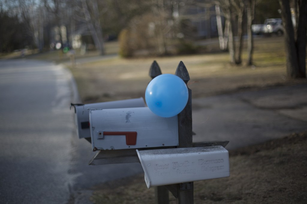 A balloon tied to a mailbox signals one of the host houses.