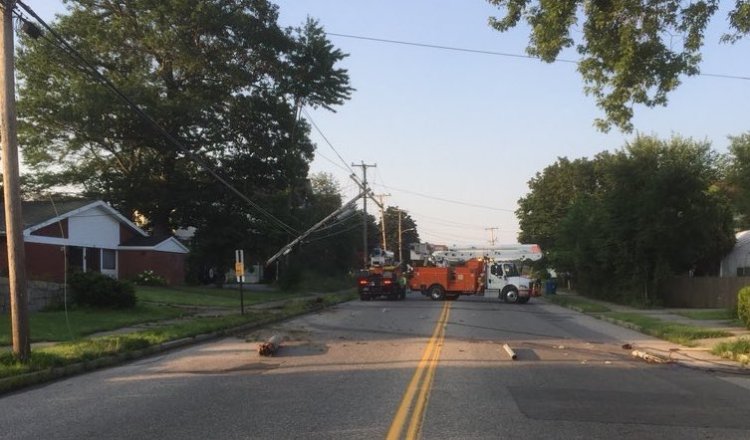 CMP crews work to restore power on Allen Avenue on Monday.