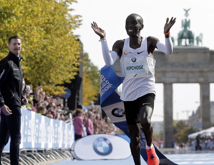 Eliud Kipchoge, after two failed attempts to break the record in Berlin, beats the previous marathon mark by 1 minute, 18 seconds.