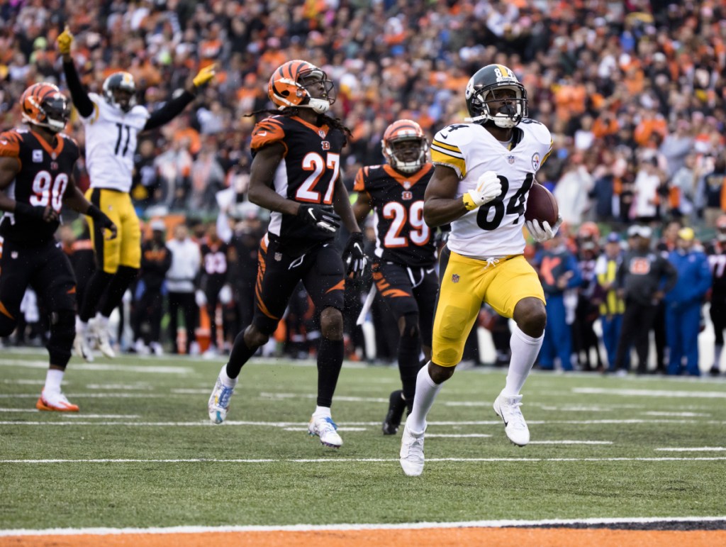 Antonio Brown of the Pittsburgh Steelers races to the end zone Sunday, scoring the winning touchdown on a 31-yard pass play from Ben Roethlisberger in a 28-21 victory against the Cincinnati Bengals. Pittsburgh has defeated its division rival in eight straight meetings.