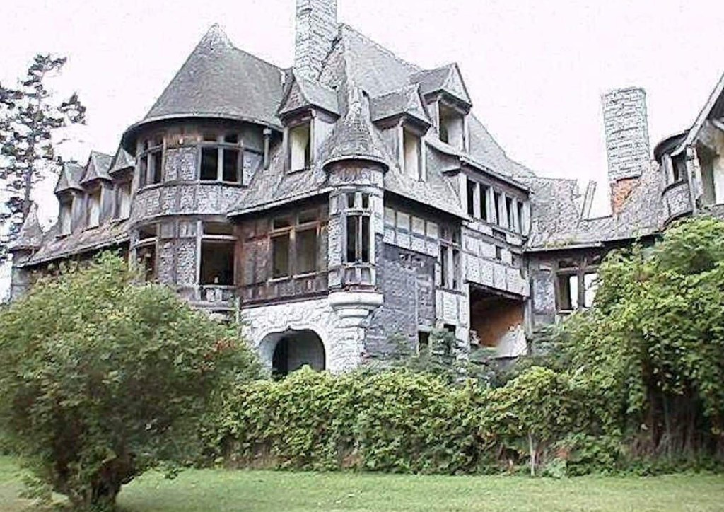Wyckoff Villa on Carleton Island in Cape Vincent, N.Y., listing for $495,000, has been vacant for 60 years. Remington typewriter magnate William Wyckoff died of a heart attack the first night he stayed in the home.